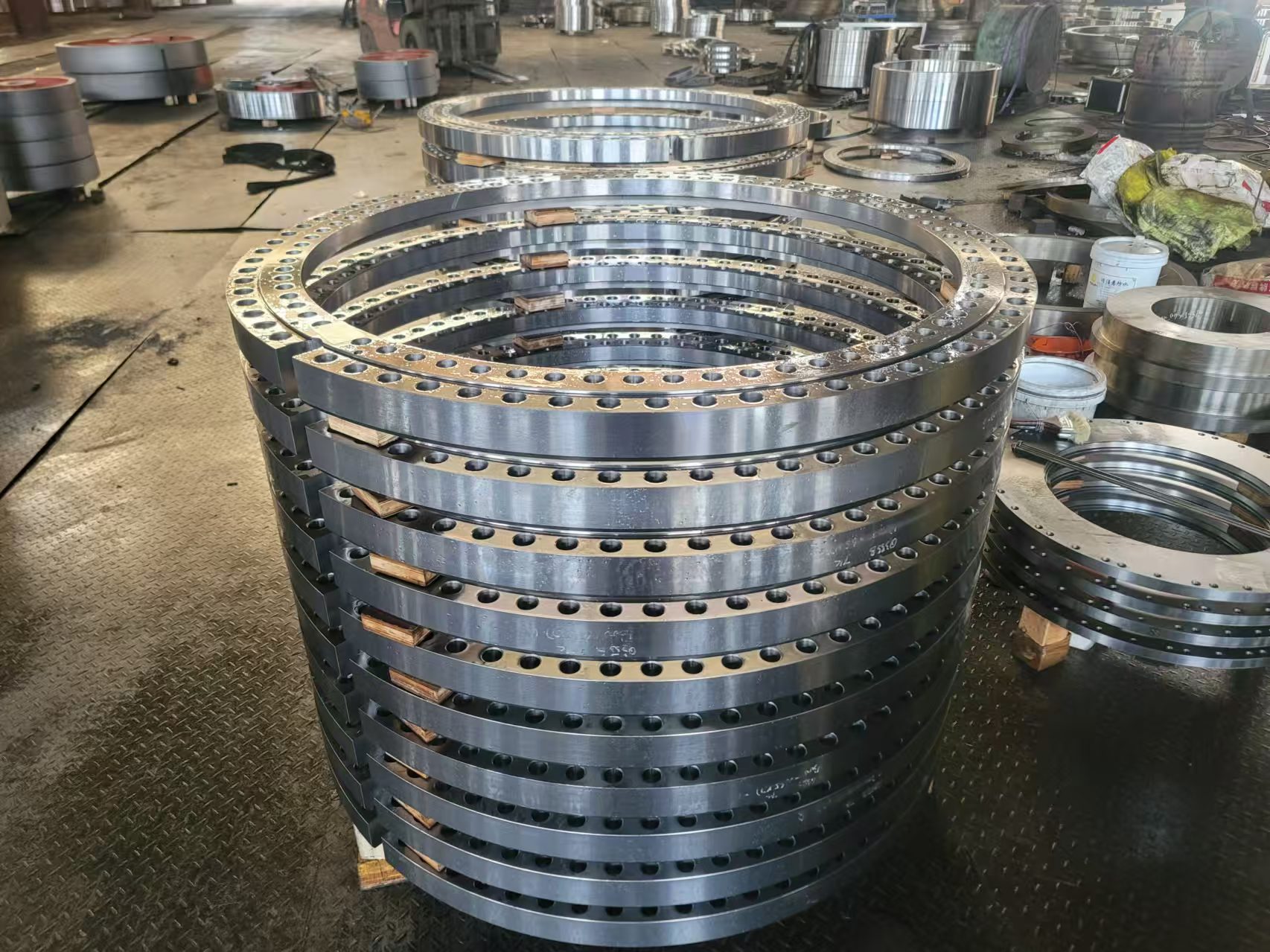 Bearing seat cover plate flange